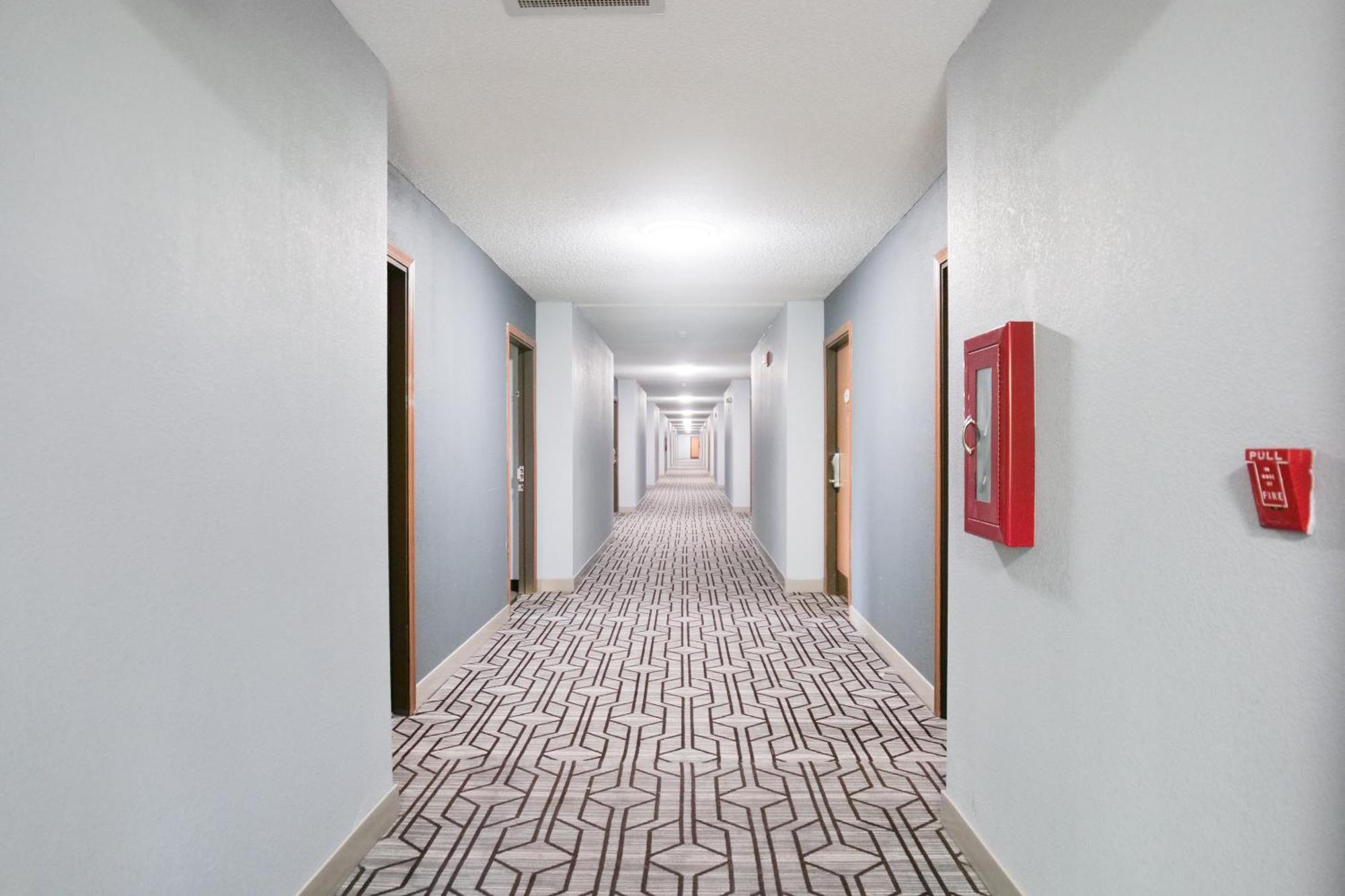 Отель Baymont By Wyndham Flint Airport North Экстерьер фото