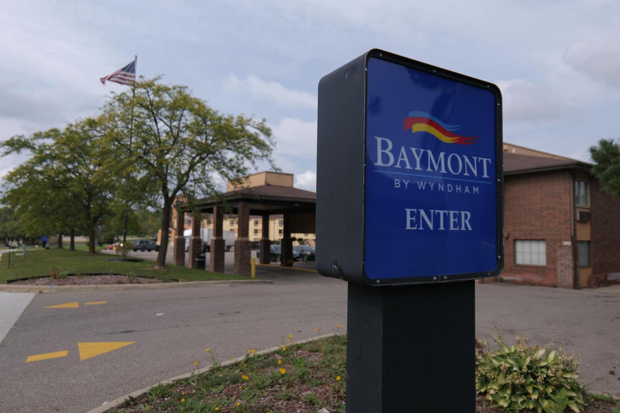 Отель Baymont By Wyndham Flint Airport North Экстерьер фото